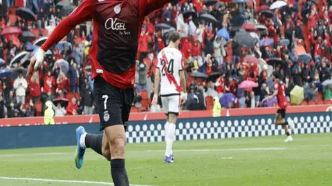 新赛季CBA风云变幻：揭秘四位巨星身价不保的精彩瞬间！